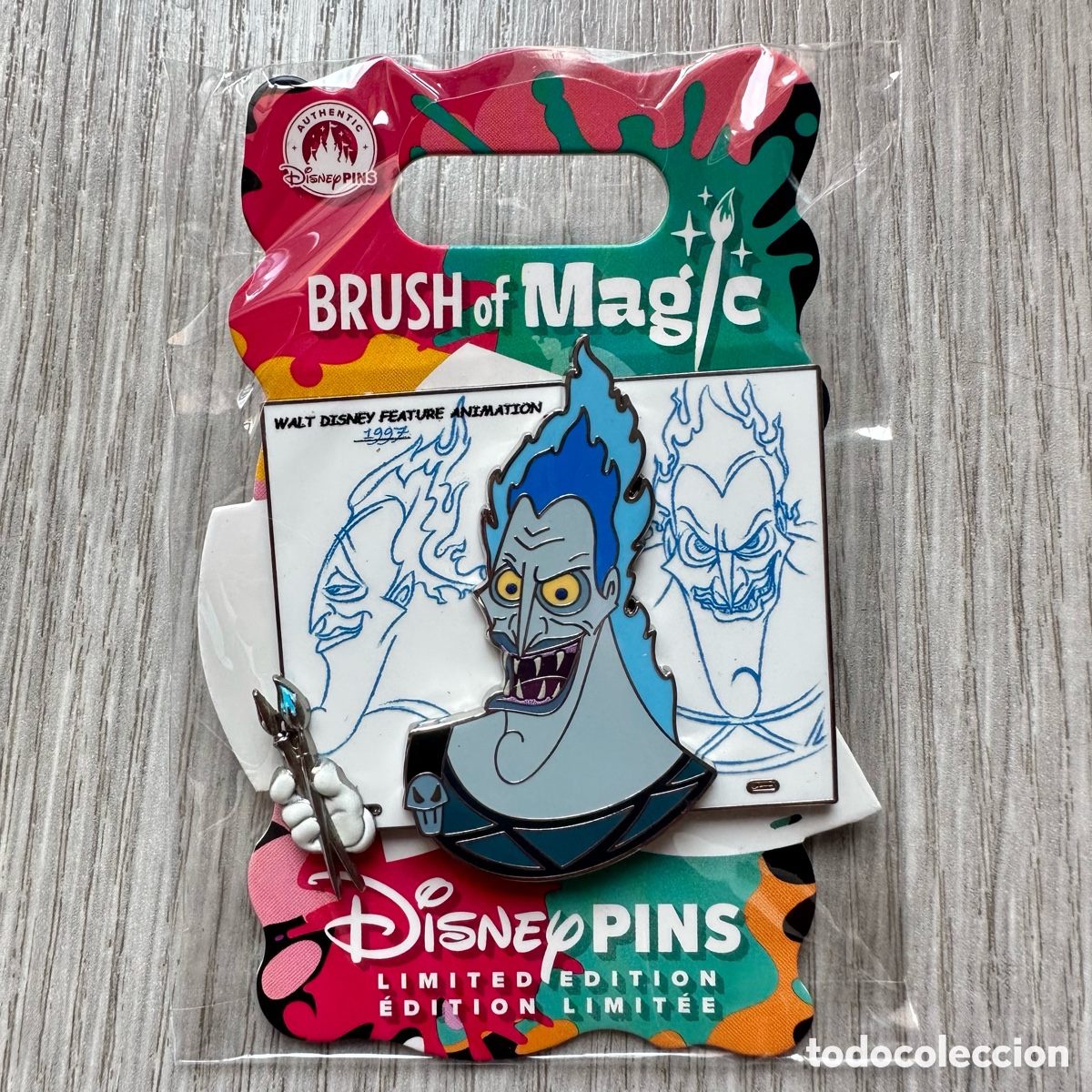 Pins de colecci&oacute;n: Pin Hades edici&oacute;n limitada, H&eacute;rcules, Brush of Magic, Disney Store.