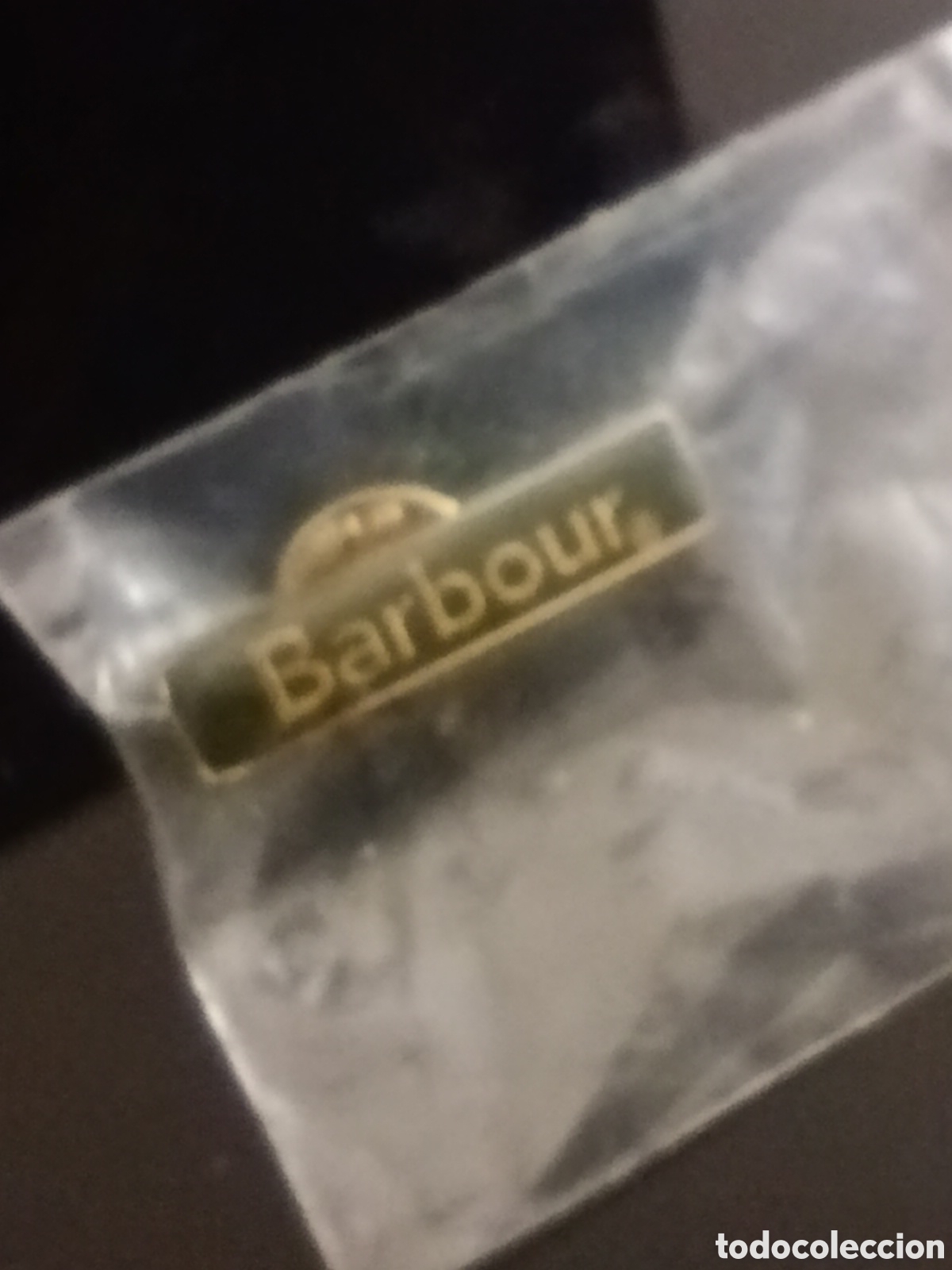 Pins de colecci&oacute;n: Barbour,Pin o broche con letras en relieve,verde y dorado