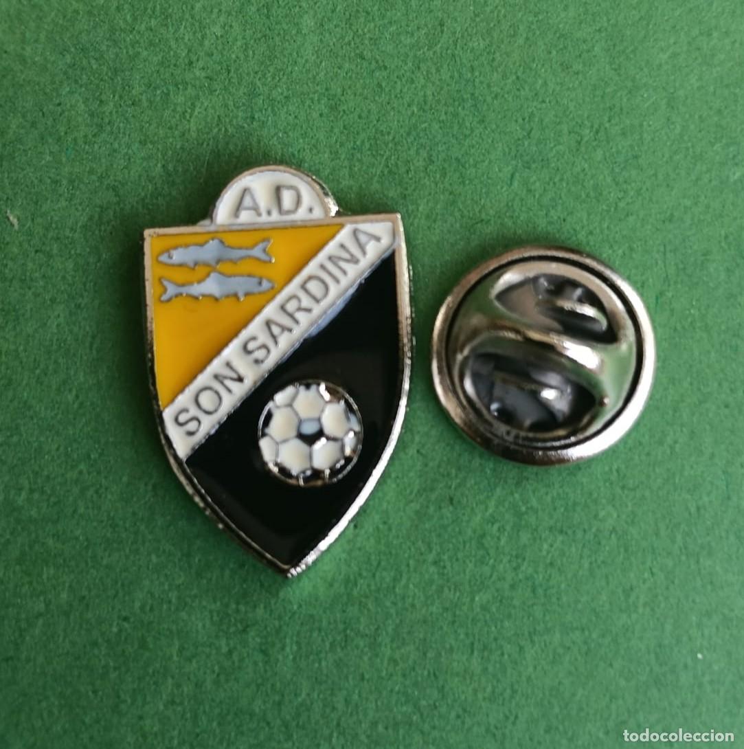 Sammlung von Pins: PIN FUTBOL - NO ESMALTE - A.D. SON SARDINA - SON SARDINA - MALLORCA - BALEARES - 130206