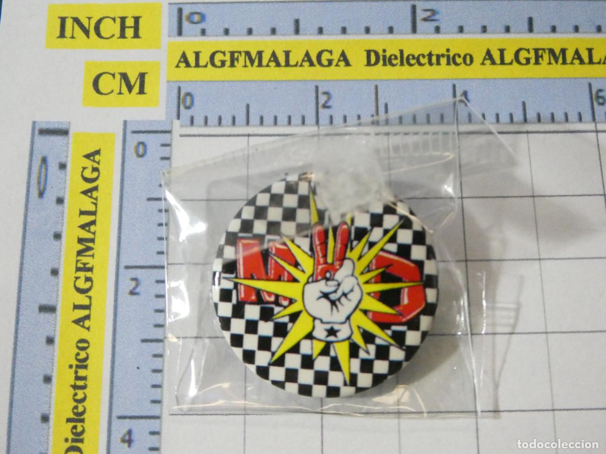 Collection pins: CHAPA BROCHE INSIGNIA. T&Eacute;TRICA BIZARRO PUNK MUERTE ANARQU&Iacute;A ANTISISTEMA. MAD PEACE. NO PIN