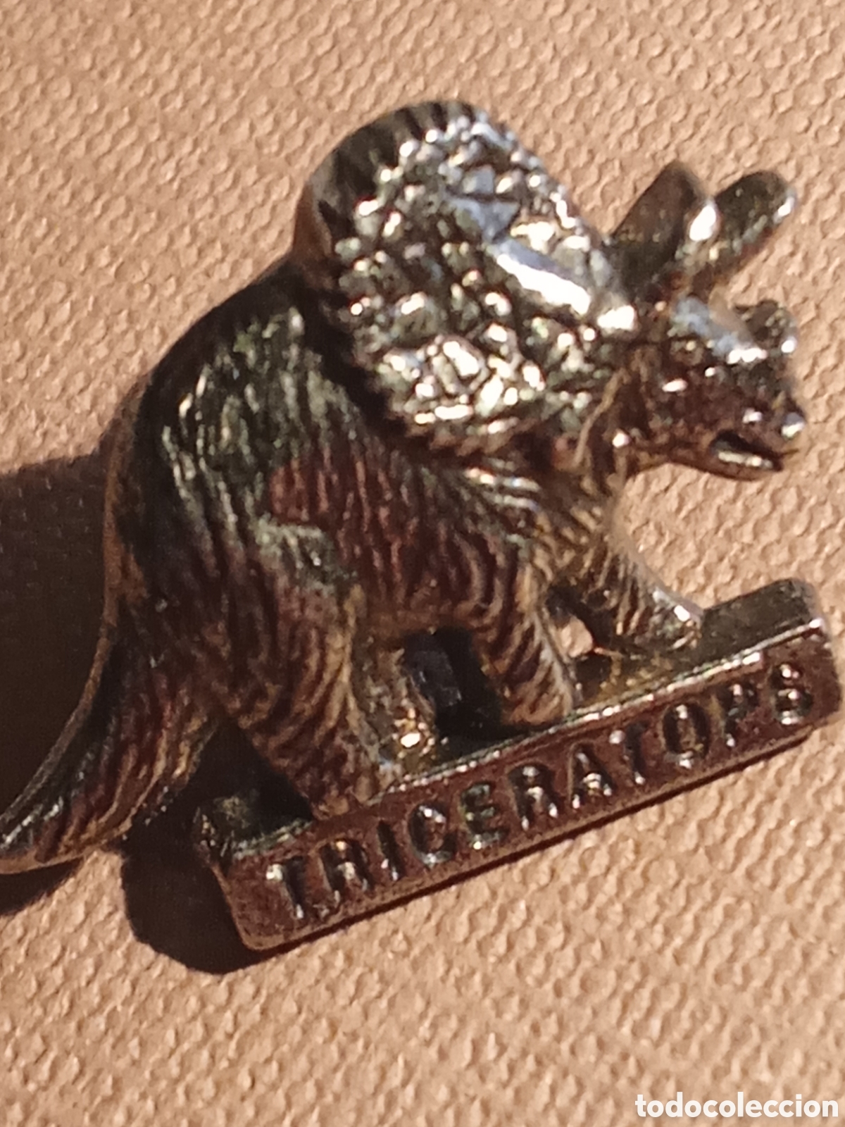 Pins de colecci&oacute;n: Pin dinosaurio TRICERATOPS ,en metal , JMJ
