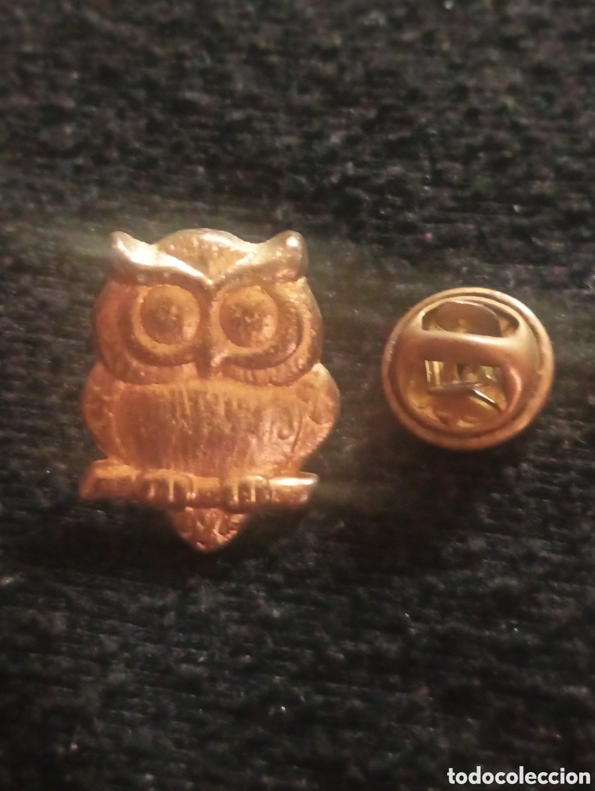Sammlung von Pins: Pins insignia con pincho y cierre b&uacute;ho dorado