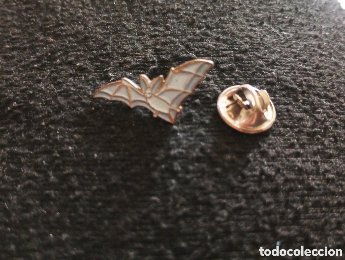 Sammlung von Pins: Pins insignia con pincho y cierre murci&eacute;lago dibujo