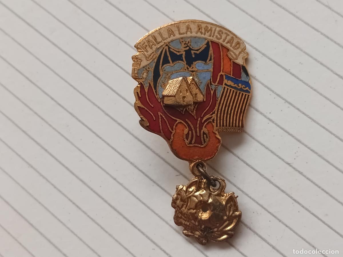 Collection pins: Fallas de Valencia. Insignia de imperdible Falla La Amistad