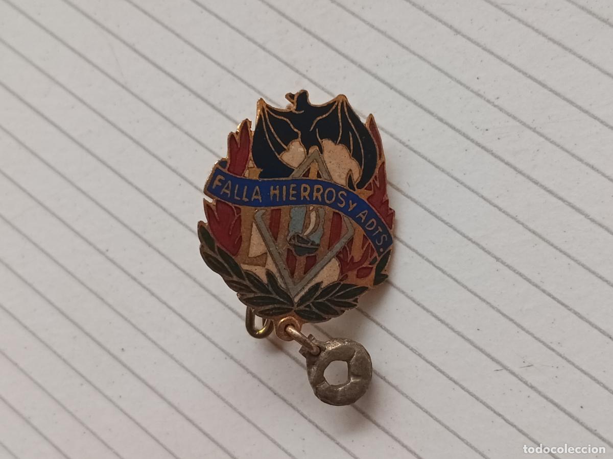 Collection pins: Fallas de Valencia. Insignia de imperdible Falla Hierros