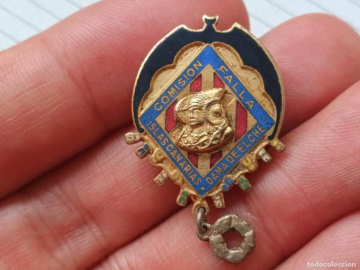 Pins de colecci&oacute;n: Fallas de Valencia. Insignia de la Falla Islas Canarias Dama de Elche