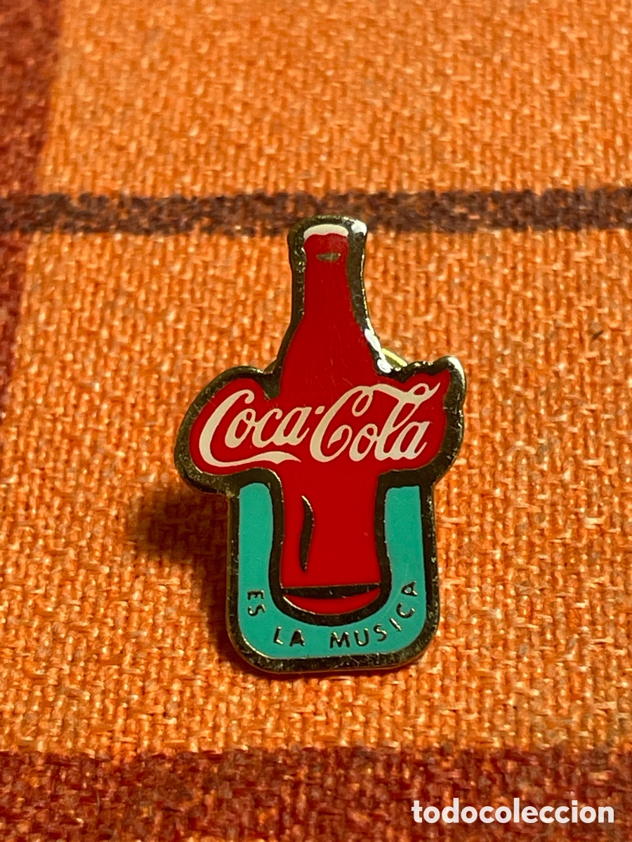 Pin's de collection: Pin Coca-Cola vintage &rdquo;Es la m&uacute;sica&rdquo; - botella esmaltada