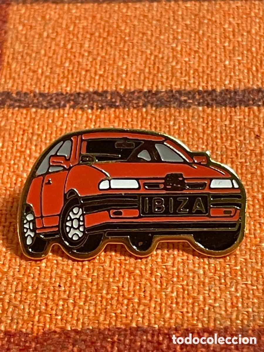 Pins e Spille di collezione: Pin Seat Ibiza rojo - coche cl&aacute;sico - insignia esmaltada