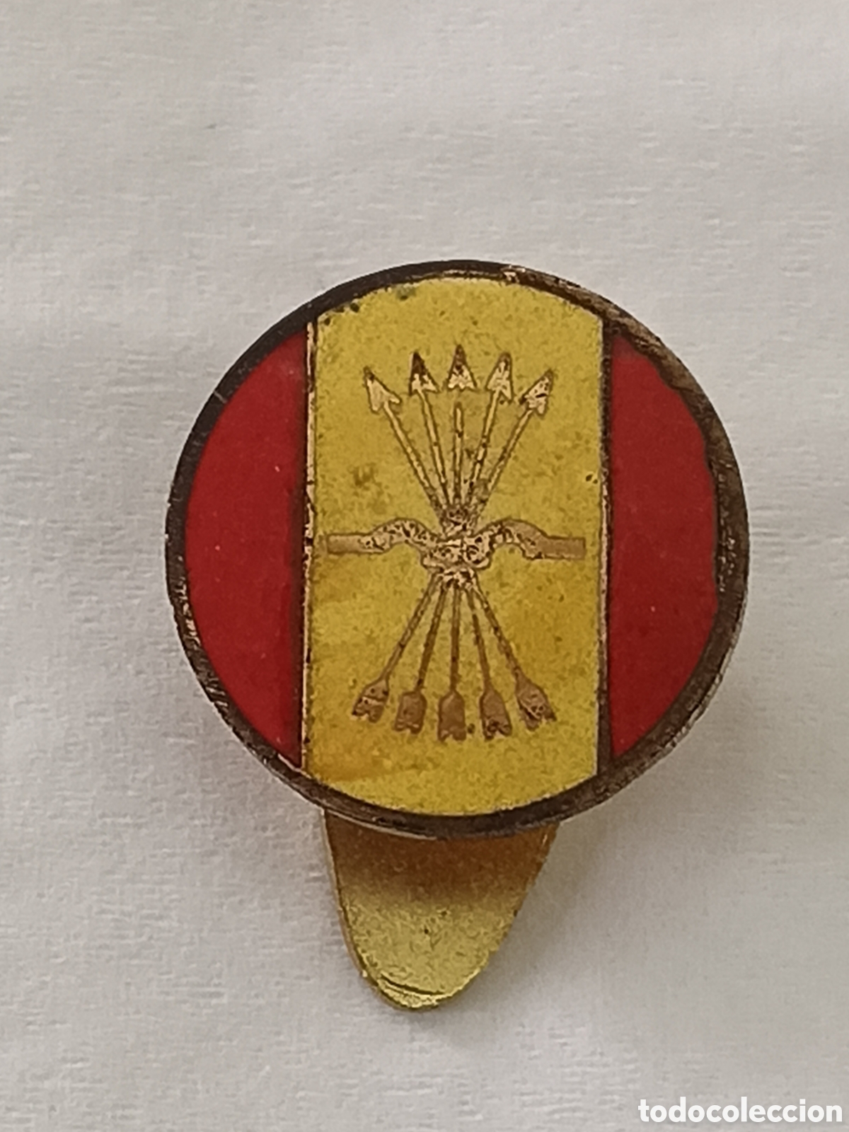 Pins e Spille di collezione: INSIGNIA ESMALTADA SOLAPA FALANGE ESPA&Ntilde;OLA CON YUGO Y FLECHAS. EPOCA FRANCO