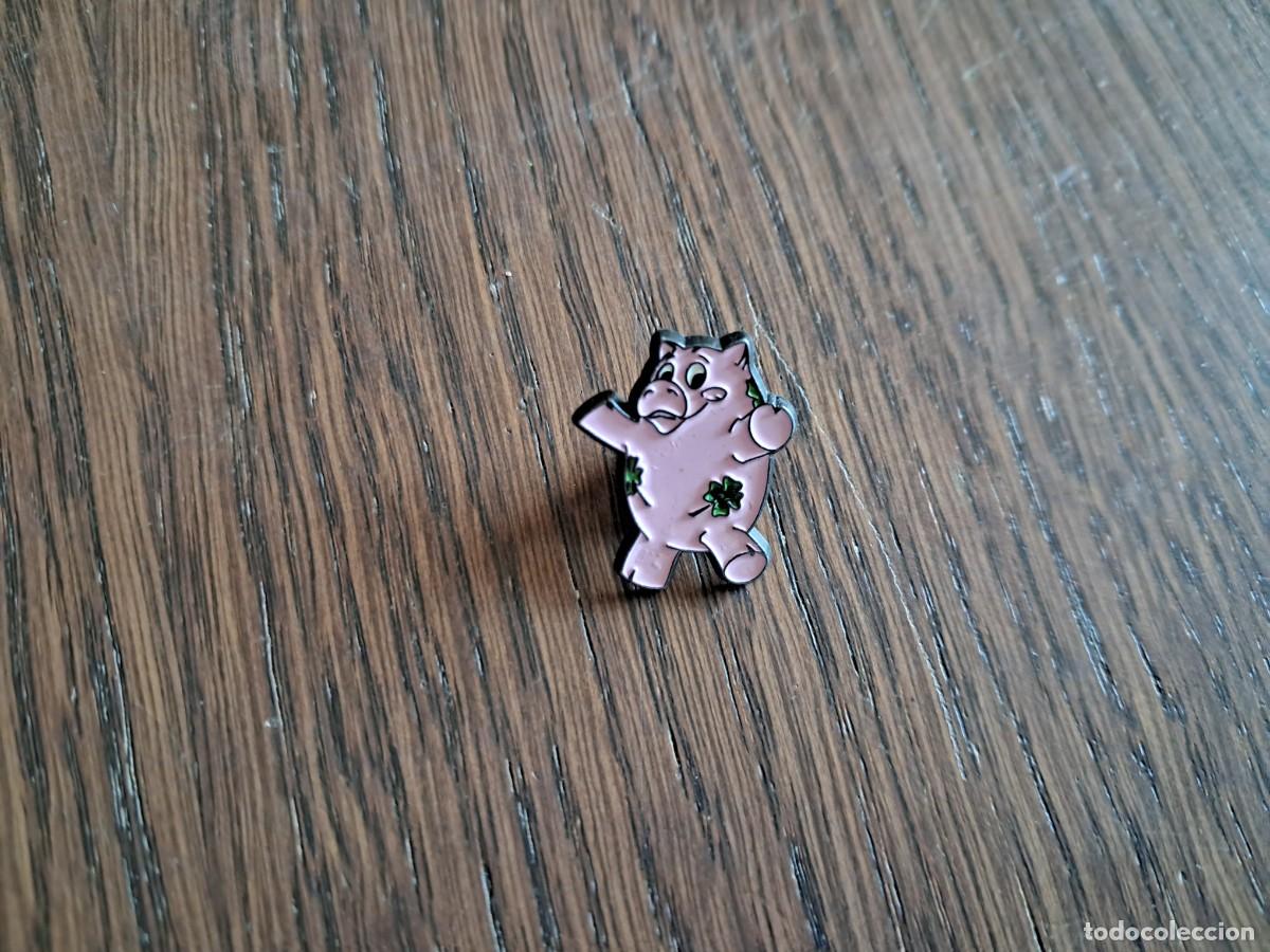 Collection pins: pin de publicidad, cerdito, libret&oacute;n BBV