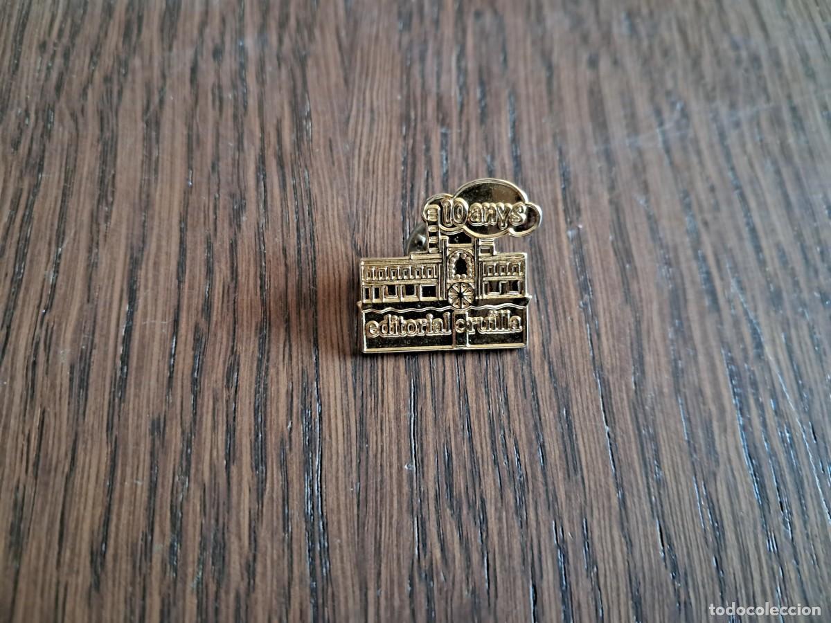 Collection pins: pin de publicidad, editorial cru&iuml;lla, 10 anys.