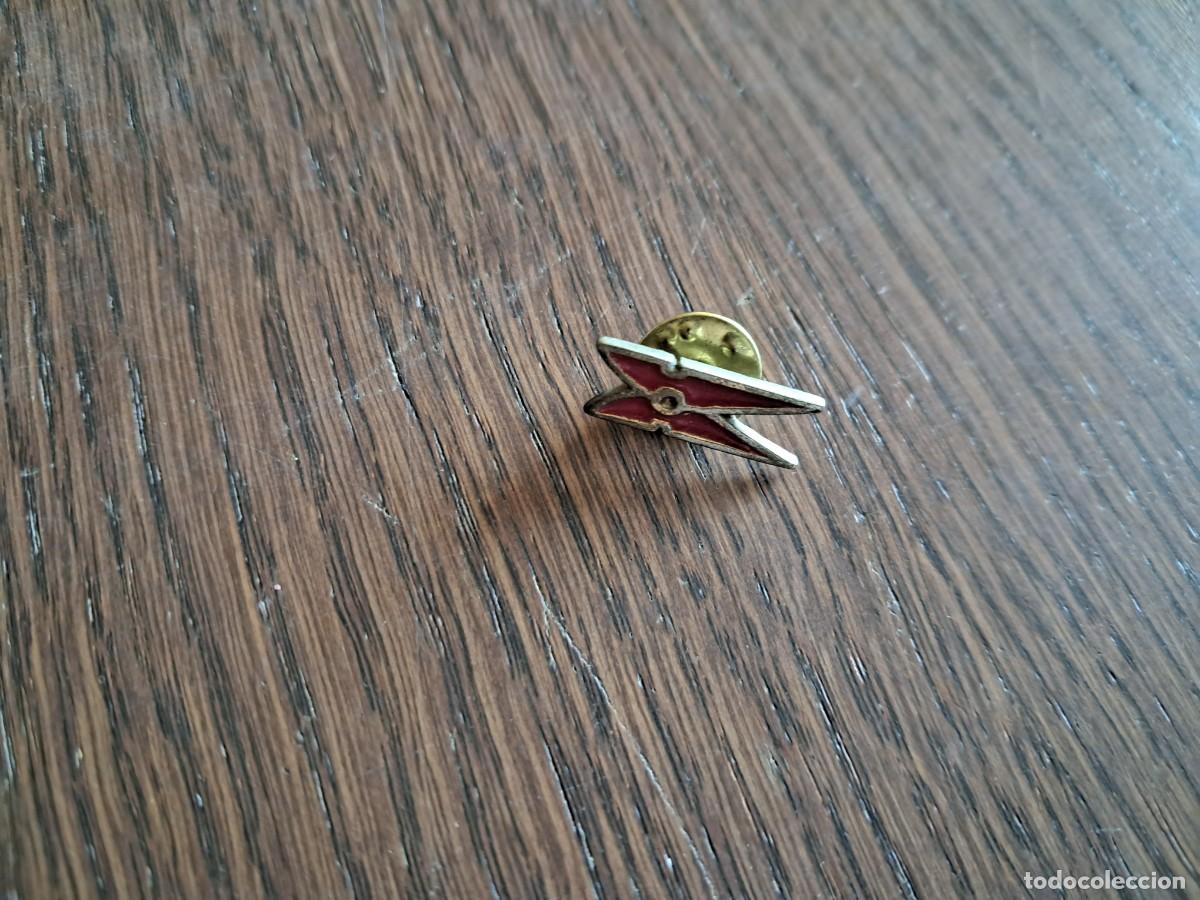 Collection pins: pin de metal, pinza de tender ropa.