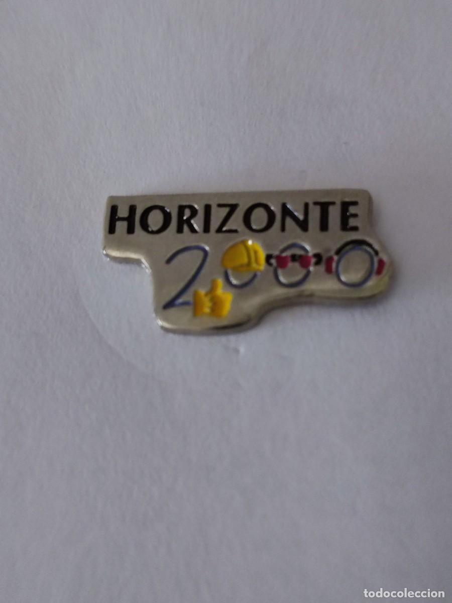 Pins de colecci&oacute;n: PIN HORIZONTE 2000, FONDO PLATEADO.