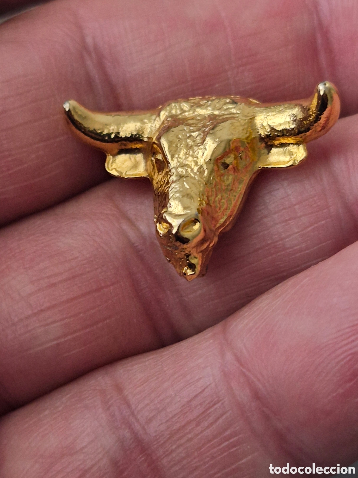 Pins de colecci&oacute;n: Pin cabeza de toro dorada