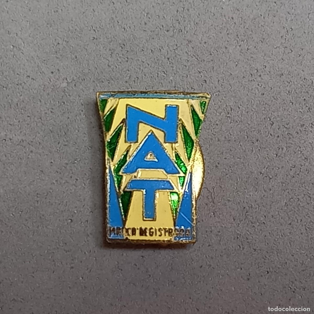 Pins de colecci&oacute;n: Antigua insignia a&ntilde;os 60 para ojal, publicidad de NAT, Marca Registrada