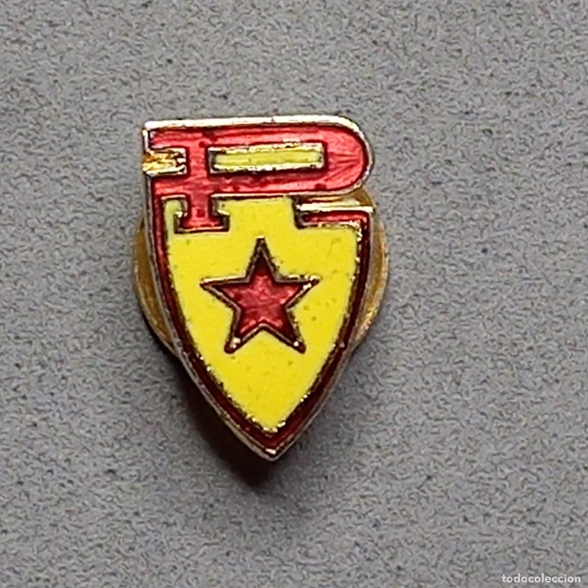 Pins de colecci&oacute;n: Antigua insignia para ojal esmaltada, publicidad de neum&aacute;ticos PIRELLI. A&ntilde;os 50 - 60