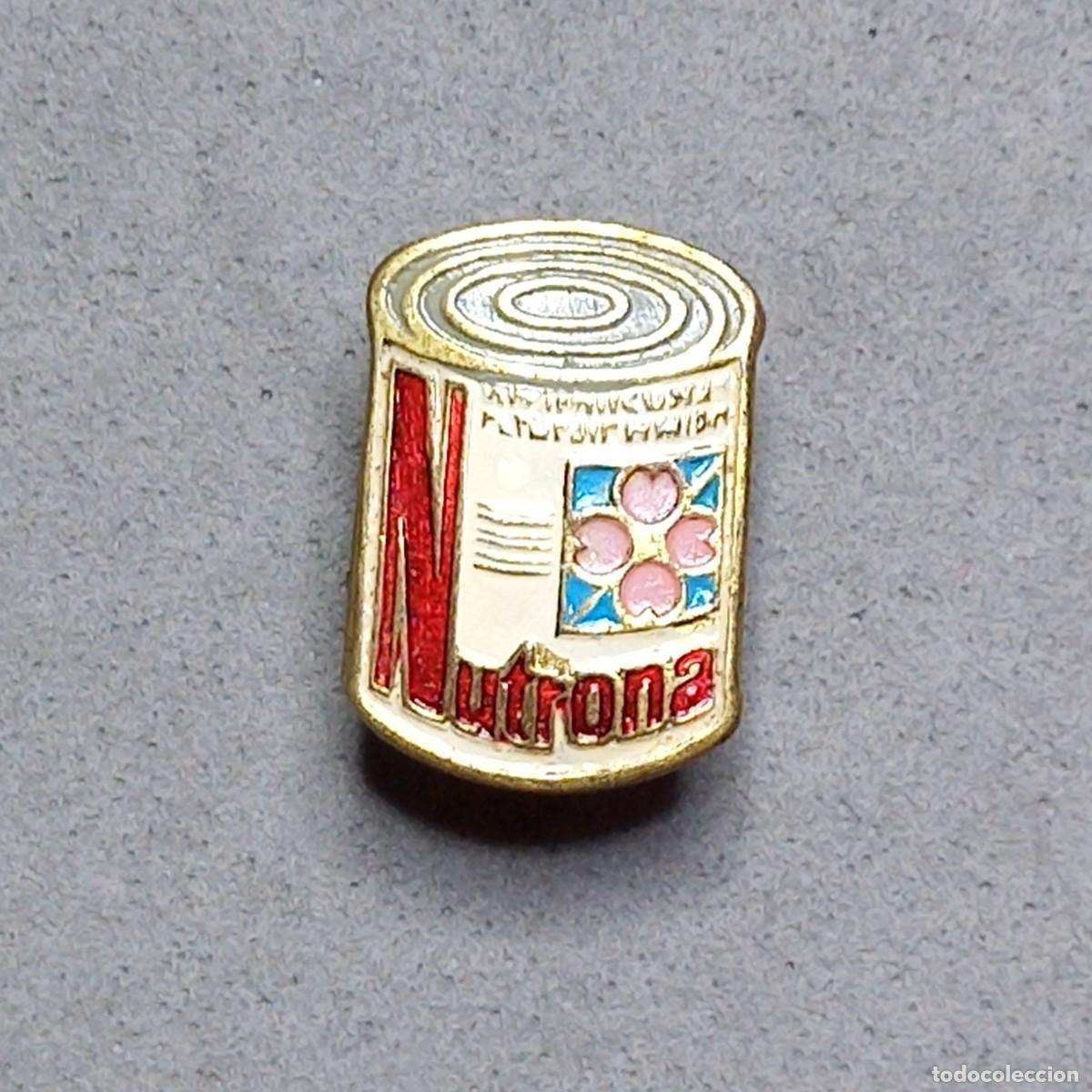 Pins de colecci&oacute;n: Antigua insignia para ojal publicidad de la marca NUTRONA