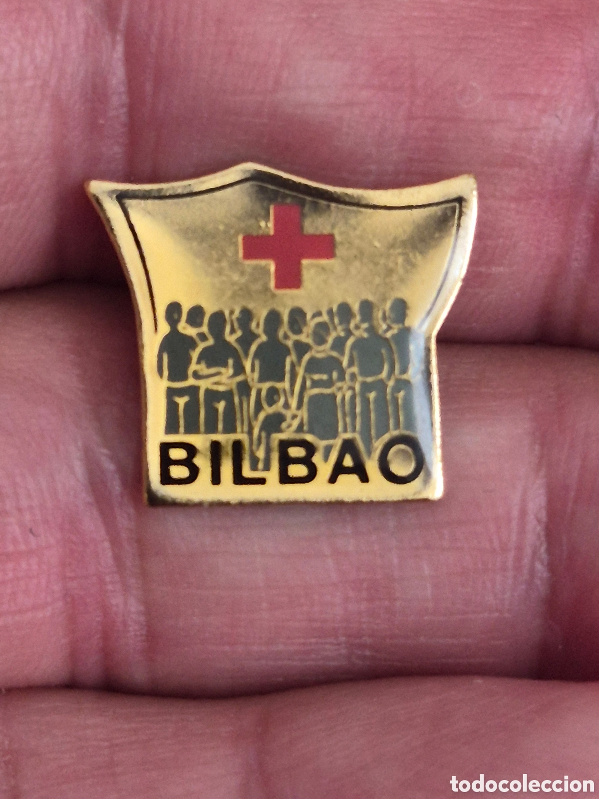 Pins de colecci&oacute;n: Antiguo pin Cruz Roja de Bilbao