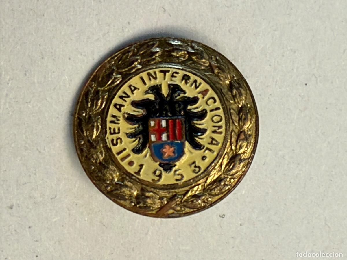 Pins de colecci&oacute;n: ANTIGUA INSIGNIA &ldquo;II SEMANA INTERNACIONAL&rdquo; BARCELONA 1953