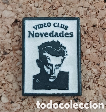 Pins de colecci&oacute;n: PIN ANTIGUO VIDEO CLUB NOVEDADES