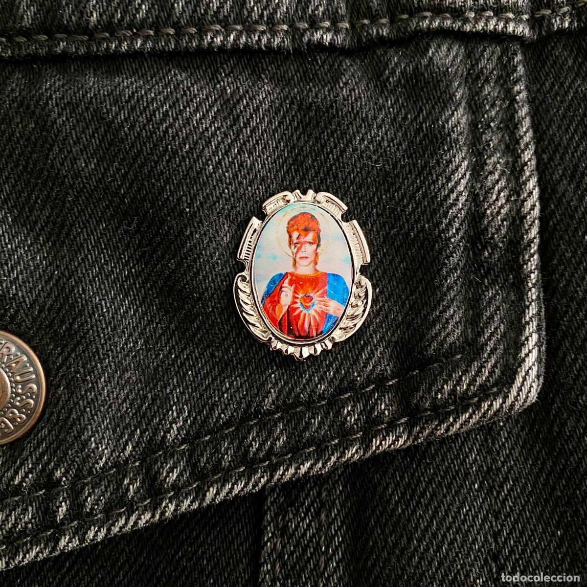 Pins de colecci&oacute;n: PIN ESTILO RETRO VINTAGE KITSCH BOWIE SANTO , NUEVO Y SIN USO, METAL Y RESINA, CROMADO O DORADO,