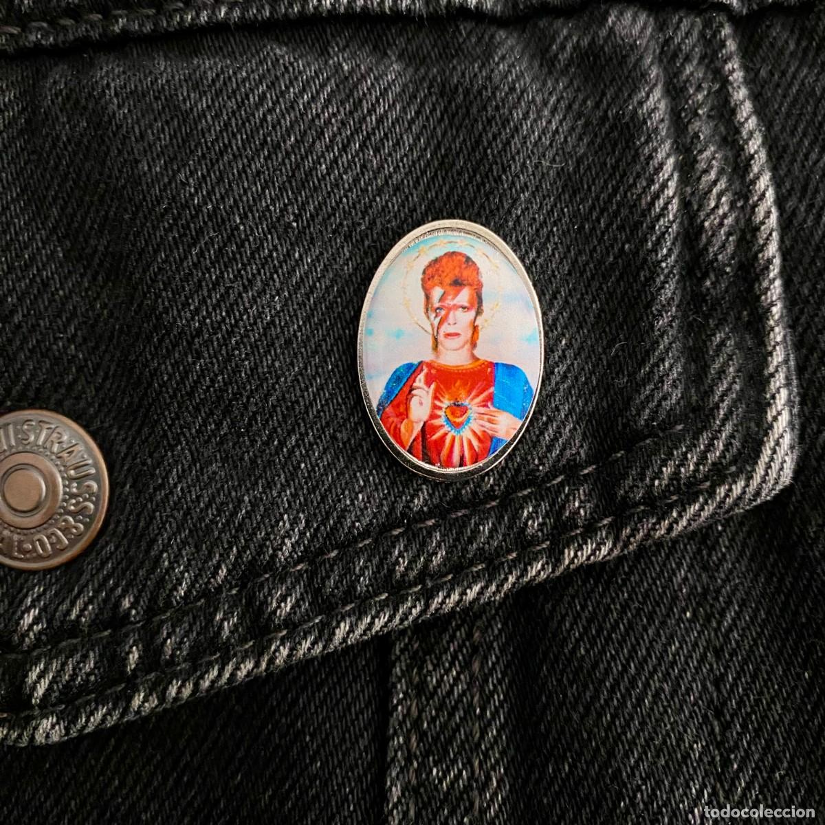 Pins de colecci&oacute;n: PIN OVALADO NUEVO Y SIN USO , METAL Y RESINA KITSCH BARROCO SANTO DAVID BOWIE