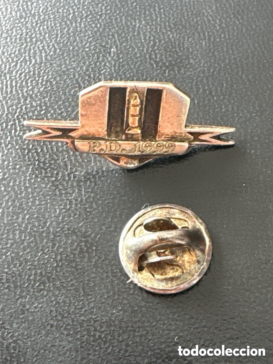 Pins e Spille di collezione: Antiguo pin conmemorativo de plata y centro de oro (A2)