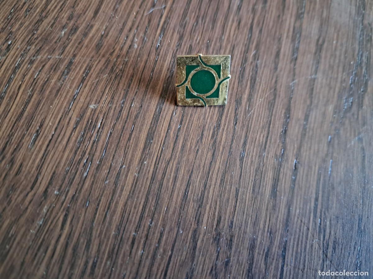 Pins de colecci&oacute;n: pin de metal, cuadrado.