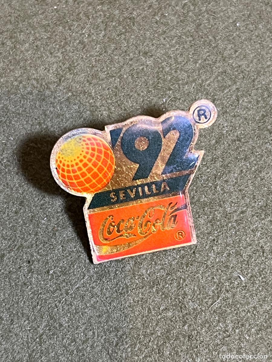 Pins de cole&ccedil;&atilde;o: Pin oficial Expo 92 Sevilla Coca-Cola logotipo oficial Exposici&oacute;n Universal 1992 insignia met&aacute;lica e