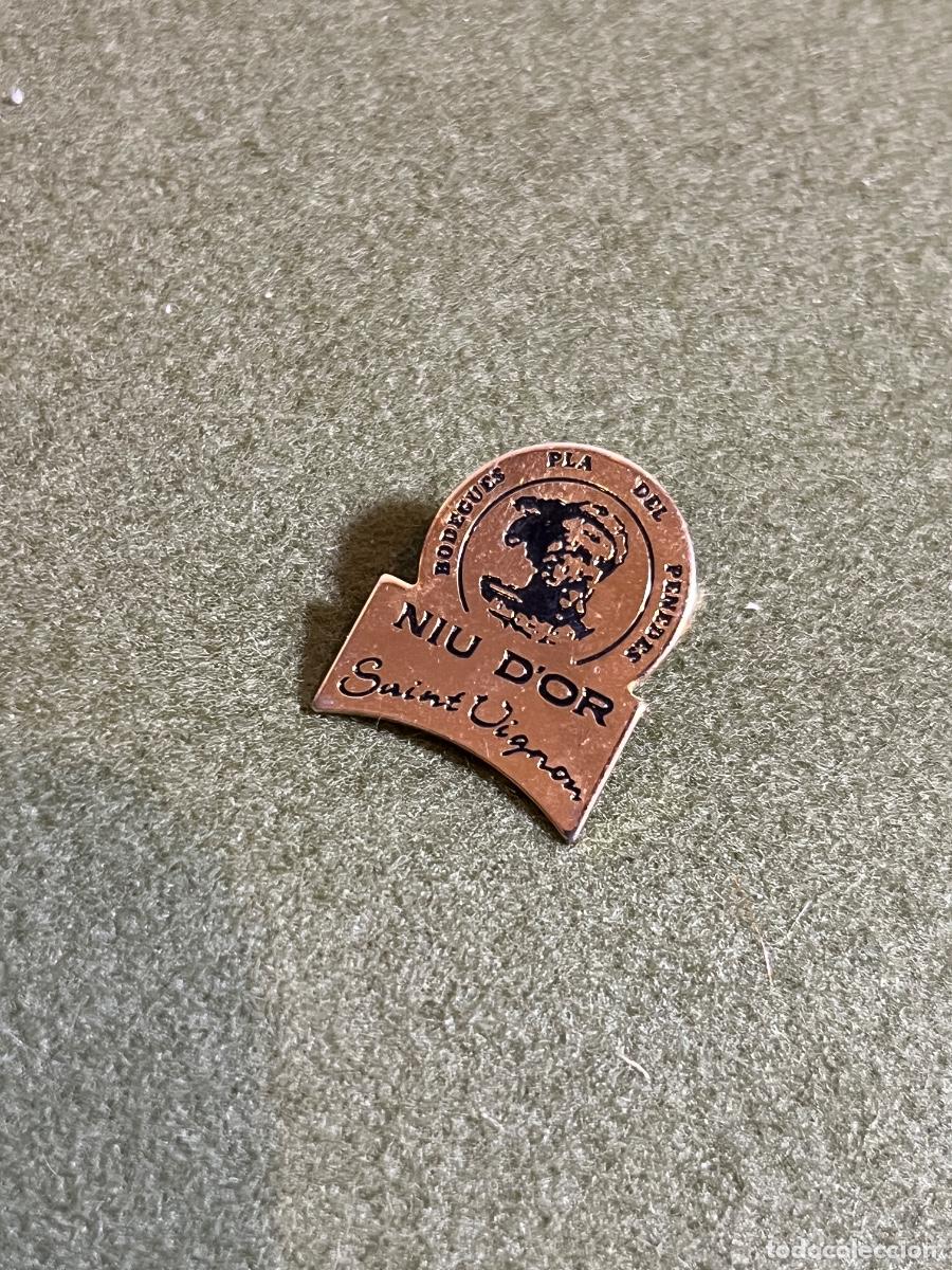 Pins de cole&ccedil;&atilde;o: Pin publicitario Niu d'Or Bodegues Pla del Pened&egrave;s Saint Vignon insignia esmaltada cava vino Pened&egrave;s