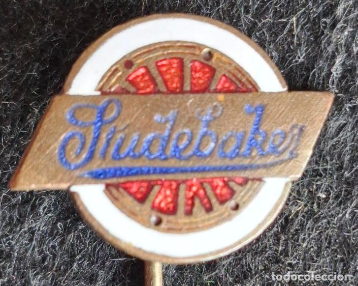 Pins de colecci&oacute;n: (P-248)INSIGNIA DE ALFILER ESMALTADA AUTOMOVILES STUDEBAKER-FABRICANTE MUNICH&GOCIA BCN