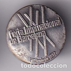Collection pins: ANTIGUA INSIGNIA DE OJAL DE LA FERIA INTERNACIONAL DE BARCELONA DEL A&Ntilde;O 1977