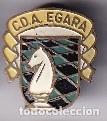 Collection pins: ANTIGUA INSIGNIA DE OJAL DEL CLUB DE AJEDREZ EGARA DE TERRASSA (CHESS)