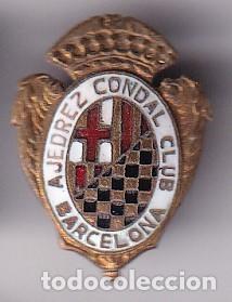 Collection pins: ANTIGUA INSIGNIA DE OJAL ESMALTADO DEL CLUB DE AJEDREZ CONDAL DE BARCELONA (CHESS)