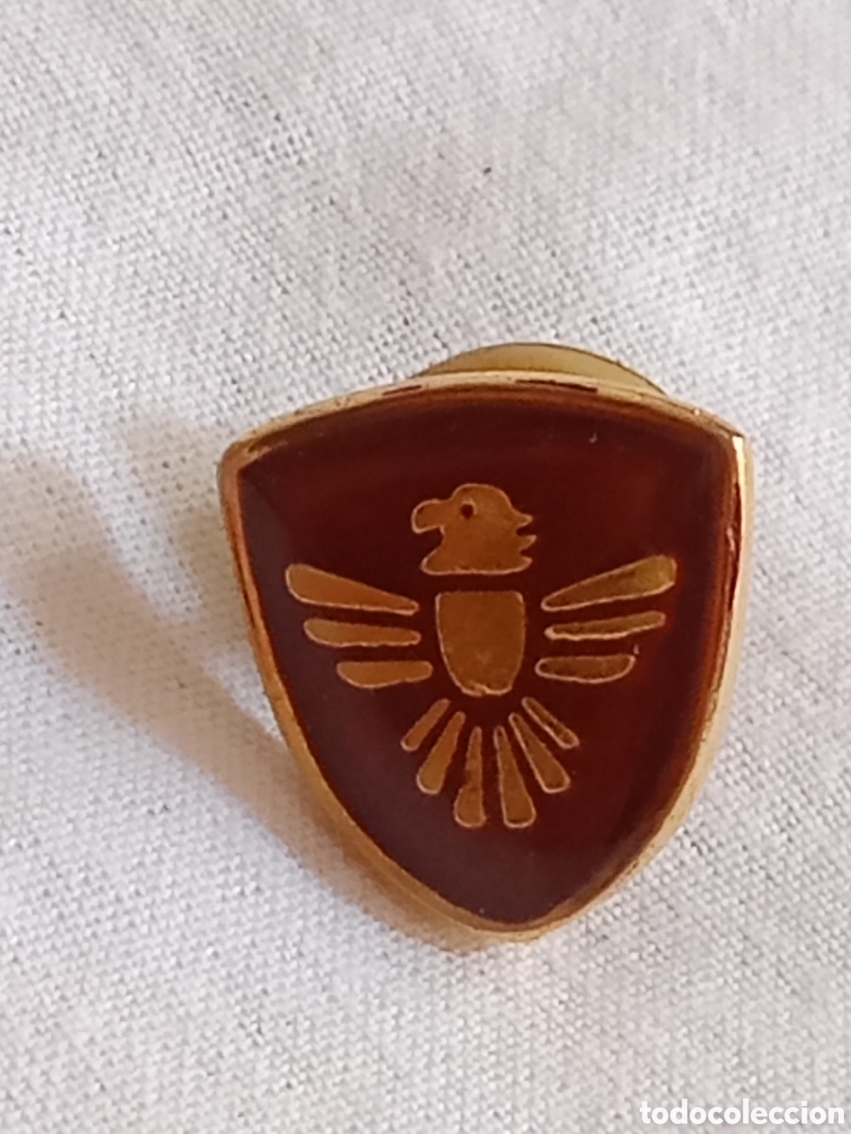 Pins de colecci&oacute;n: Antiguo pin pol&iacute;tico militar &aacute;guila dorada en esmalte