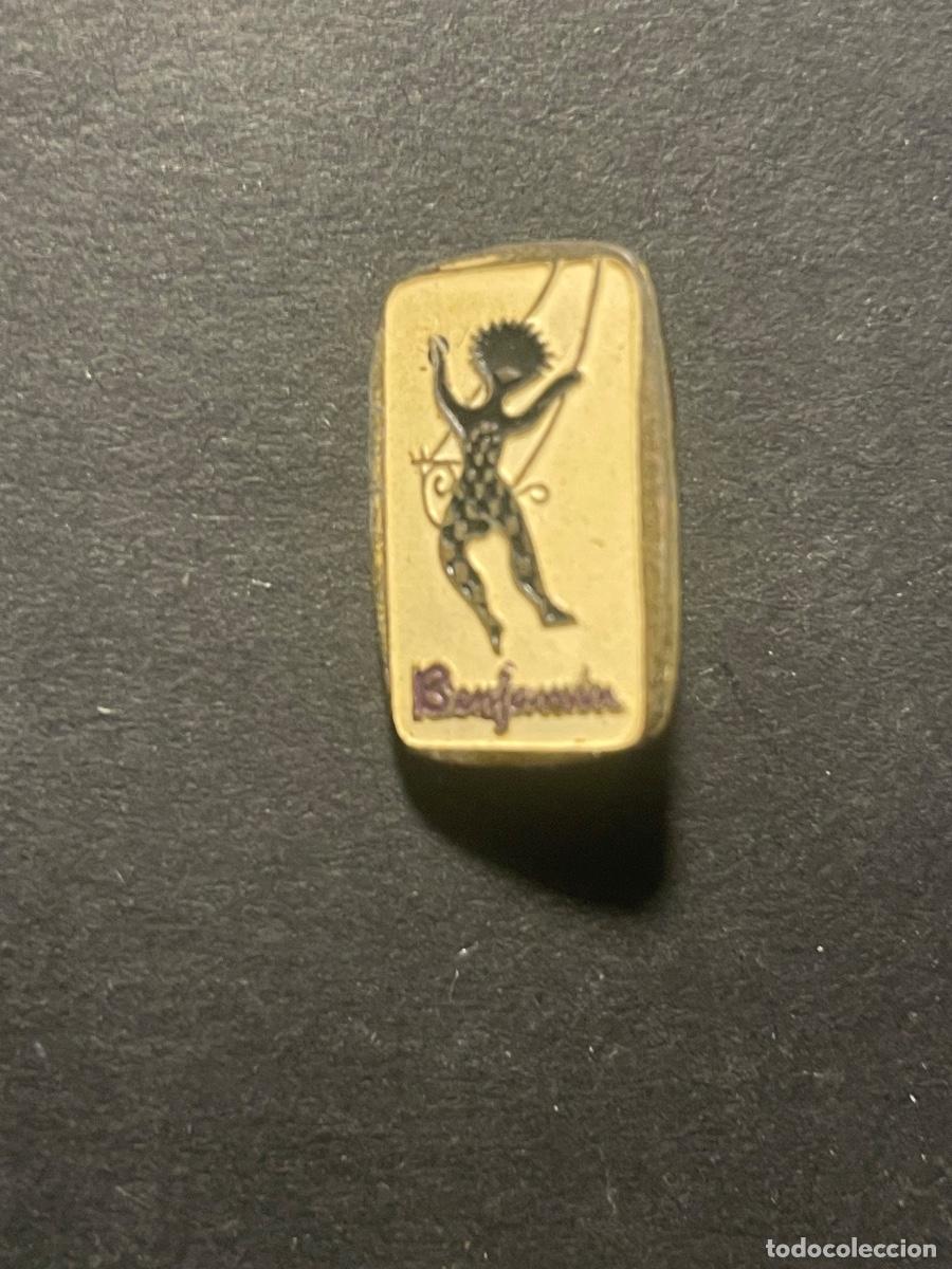 Pins de colecci&oacute;n: ANTIGUA INSIGNIA DE AGUJA - PUBLICIDAD DE BENJAMIN - 2X1,2 CM. ESTADO EL QUE SE VE EN LAS IMAGENES