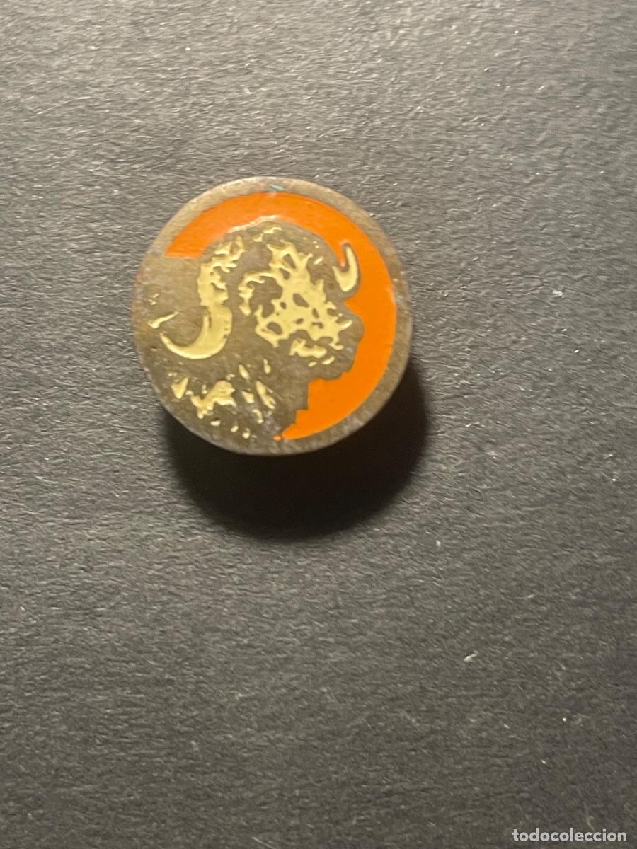 Pins de colecci&oacute;n: BETUN DE ZAPATATOS BUFALO - ANTIGUA INSIGNIA SOLAPERA - 1,7 CM. ESTADO EL QUE SE VE EN LAS IMAGENES