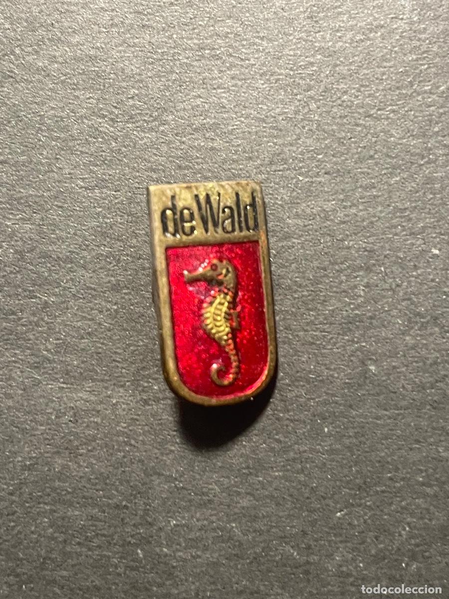 Pins de colecci&oacute;n: RADIOS - ANTIGUA INSIGNIA DE AGUJA . DE WALD 2X1 CM. ESTADO EL QUE SE VE EN LAS IMAGENES FONDO ROJO