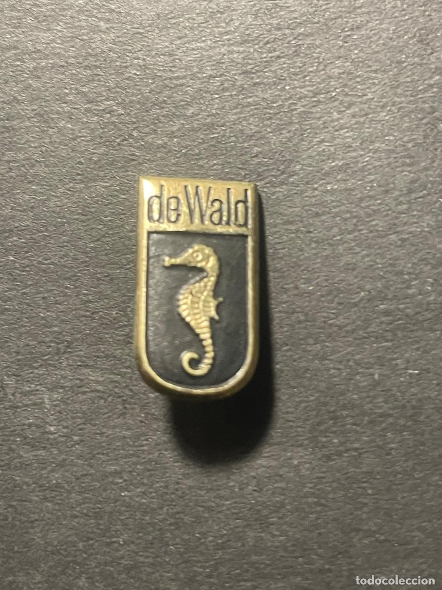 Pins de colecci&oacute;n: RADIOS - ANTIGUA INSIGNIA DE AGUJA . DE WALD 2X1 CM. ESTADO EL QUE SE VE EN LAS IMAGENES FONDO NEGRO