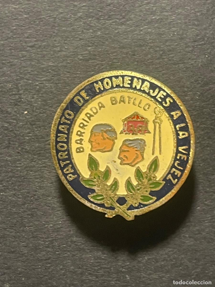 Pins de colecci&oacute;n: ANTIGUA INSIGNIA SOLAPERA- BARRIADA BATLL&Oacute; PATRONATO DE HOMENAJES A LA VEJEZ ESTADO