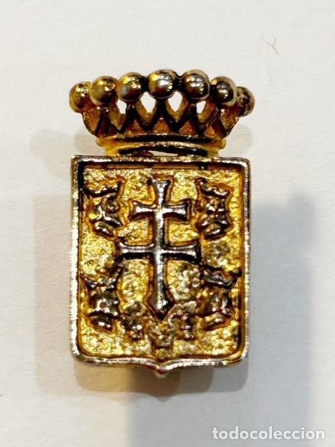 Pins de colecci&oacute;n: Antigua insignia de solapa del Escudo de Jaca (Huesca). Metal dorado &ndash; Original
