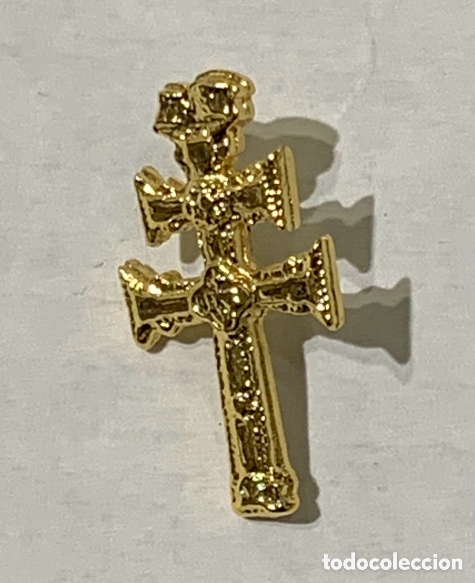 Pins de colecci&oacute;n: Pin. Cruz de Caravaca. Metal dorado.