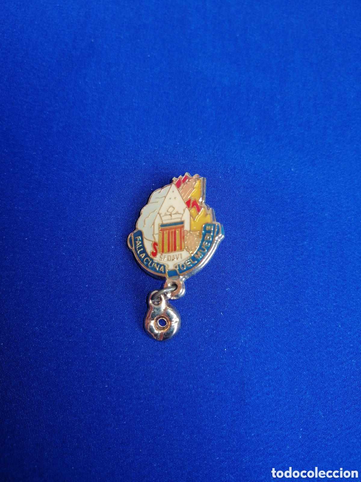 Pin's de collection: FALLA LA CUNA DEL MUEBLE (SEDAVI) INSIGNIA DE ALFILER