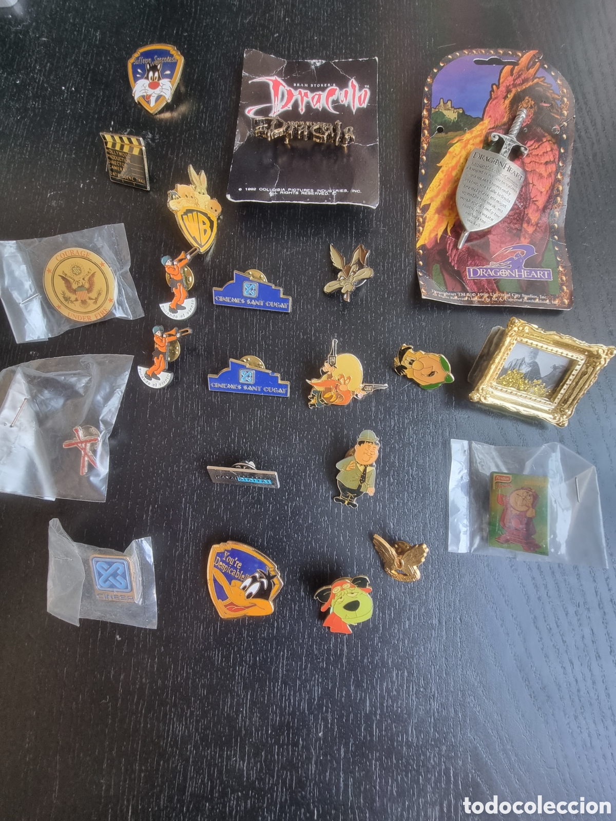 Pins de cole&ccedil;&atilde;o: Lote de 22 pins de cine y Tv (Dr&aacute;cula, Looney Toons, Picapiedra, Dragonheart, Oliver Hardy....)