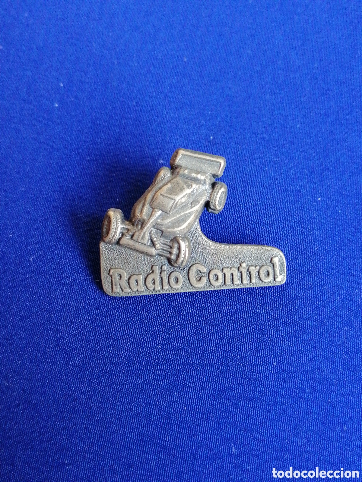 Pin's de collection: RADIO CONTROL JUGUETES PIN