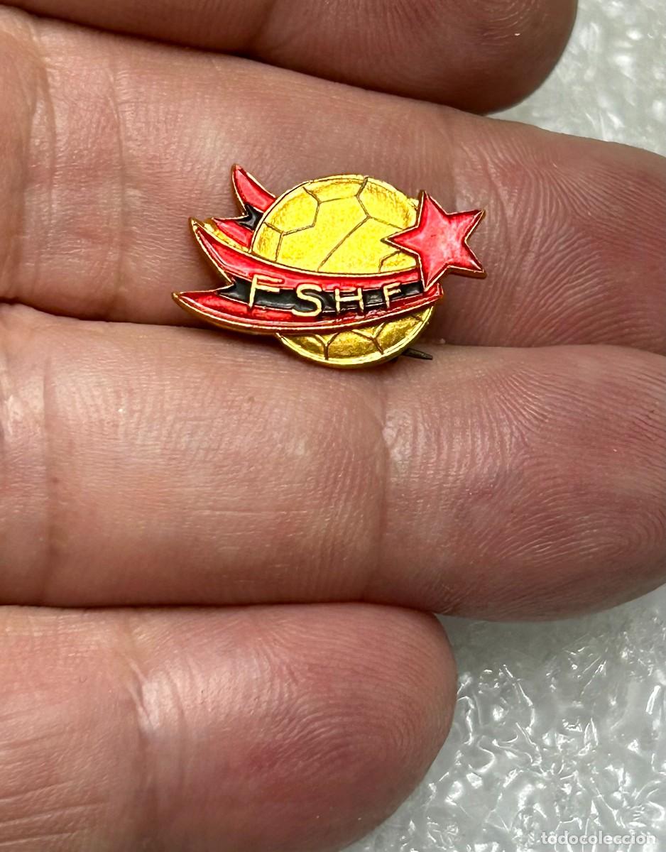 Pins de colecci&oacute;n: 4052.Pin insignia vintage de la Federaci&oacute;n Albanesa de F&uacute;tbol