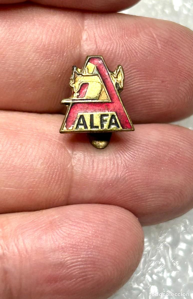 Pins de colecci&oacute;n: 4053.Insignia vintage de ojal publicitario de la marca espa&ntilde;ola de maquinas de coser ALFA