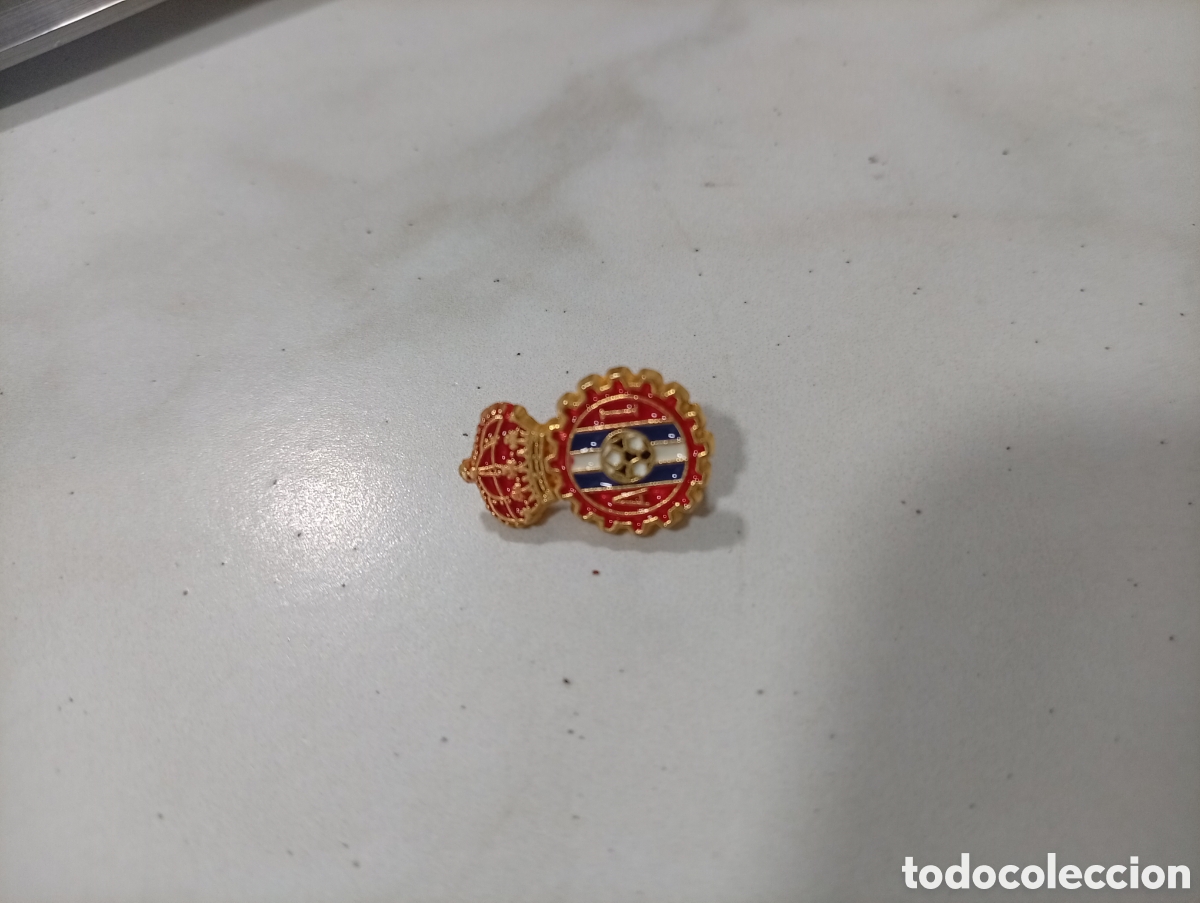 Pins de colecci&oacute;n: Pin imperdible futbol Avil&eacute;s industrial