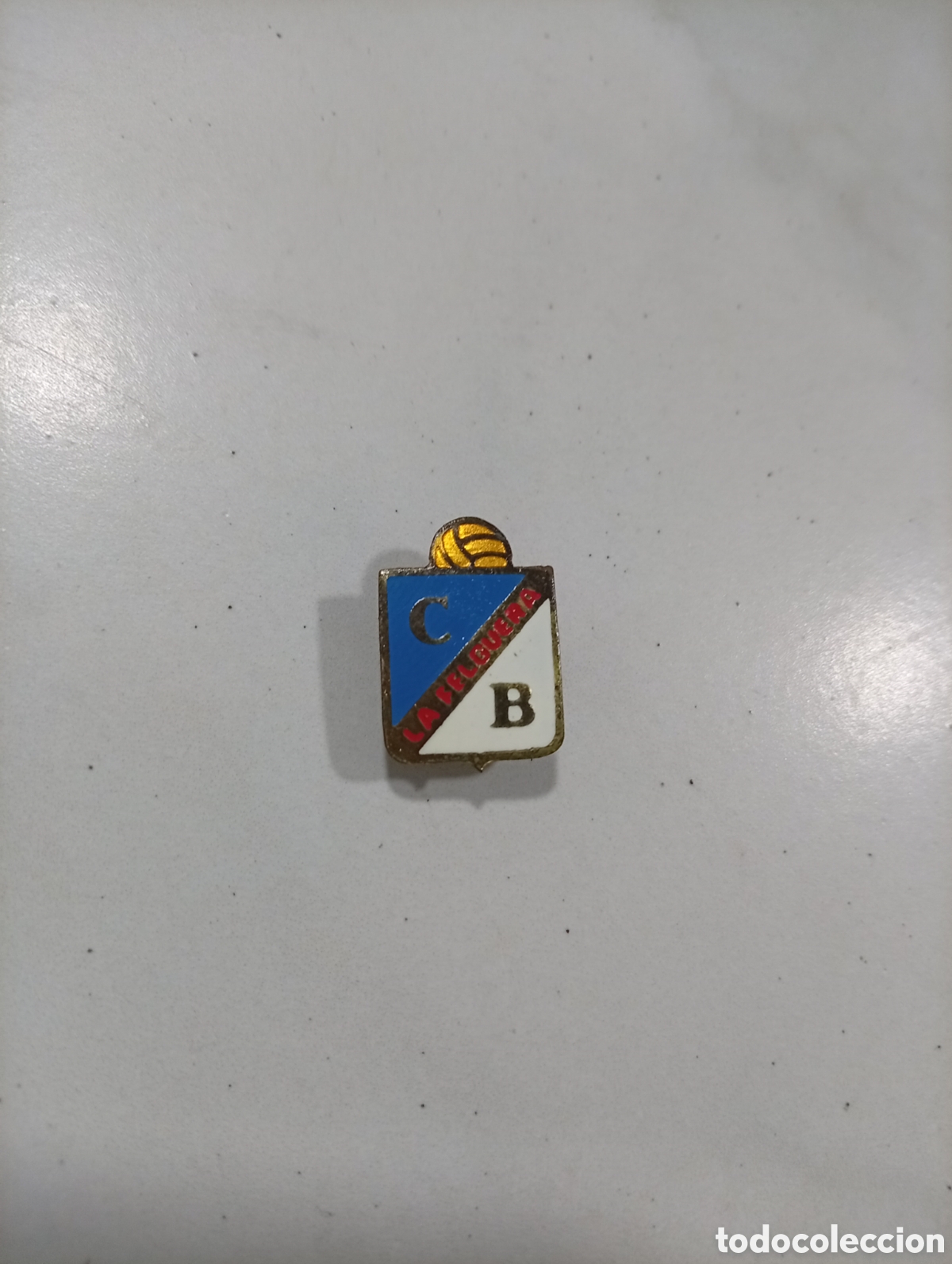 Pins de colecci&oacute;n: Pin ojal futbol Cruz blanca la Felguera