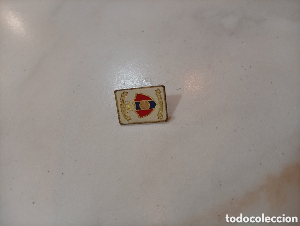 Pins de colecci&oacute;n: Pin imperdible futbol navarro